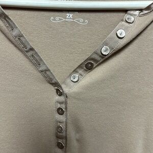 Dress barn 3/4 Sleeve t-shirt with satin trim on collar & satin covered buttons